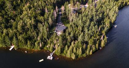 Luxury waterfront chalet with fireplace, dock, quiet lake & hot tub