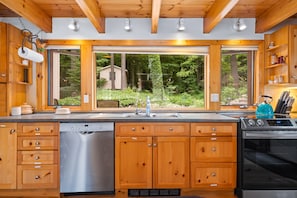 Coffee/tea maker, fridge, microwave, oven - Luxury Waterfront & Woodland! (Prince Edward County)