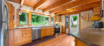 Luxury Waterfront & Woodland!