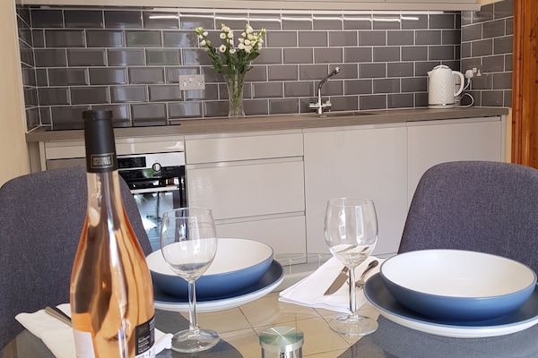Owl's Roost, Cotswolds (Sleeps 2) Newly installed contemporary kitchen/diner