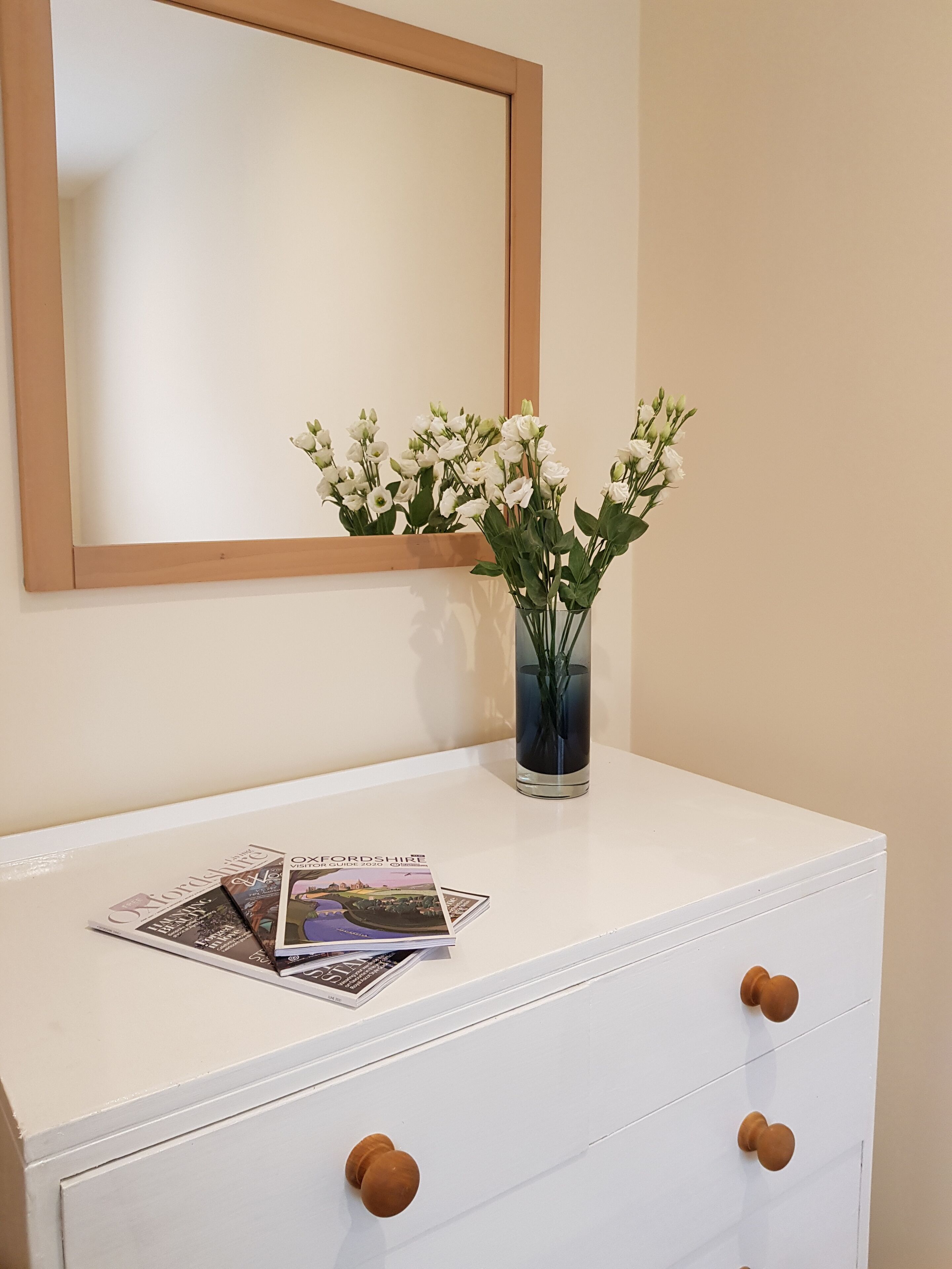 Owl's Roost, Cotswolds (Sleeps 2) Double bedroom with dressing table area