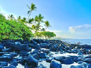 Nær stranden, solsenger og strandhåndklær