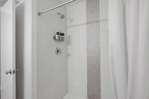 Combined shower/tub, hair dryer, towels, soap - Coastal stay/steps to Driftwood Beach (Jekyll Island)