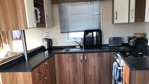 ثلاجة، ميكروويف، فرن، مستلزمات طهي/أطباق/أوعية