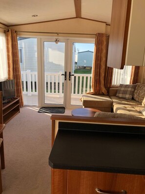 TV - M321 - 8 Berth Caravan with Veranda - Pet Friendly (Camber)