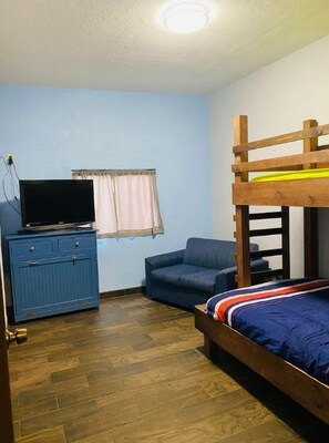 A room with a bunk bed, a desk with a computer, a chair, and a window with curtains. - Cozy ❤️ Rosarito Beachside cottage (Rosarito)