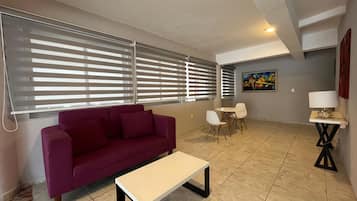 Espacio para trabajar con laptop y wifi gratis