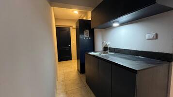 Mikrowelle, Espressomaschine, Esstisch