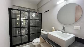 Regadera, regadera tipo lluvia, toallas, jabón