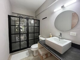 Ducha, cabezal de ducha tipo lluvia, toallas y jabón