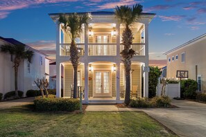 Exterior - Across From Beach!  7 bdrm, Amazing Pool Area,  Jacuzzi, Discounted Golf Cart (Destin)