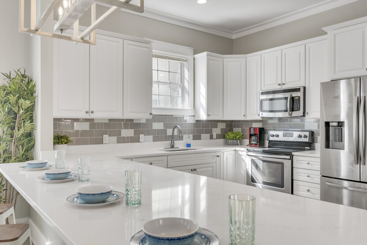 Photo 13 of Across From Beach! 7 bdrm, Amazing Pool Area, Jacuzzi, Discounted Golf Cart