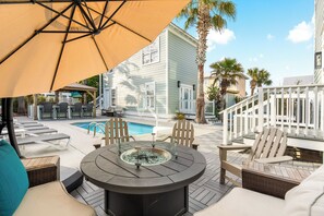 Outdoor dining - Across From Beach!  7 bdrm, Amazing Pool Area,  Jacuzzi, Discounted Golf Cart (Destin)