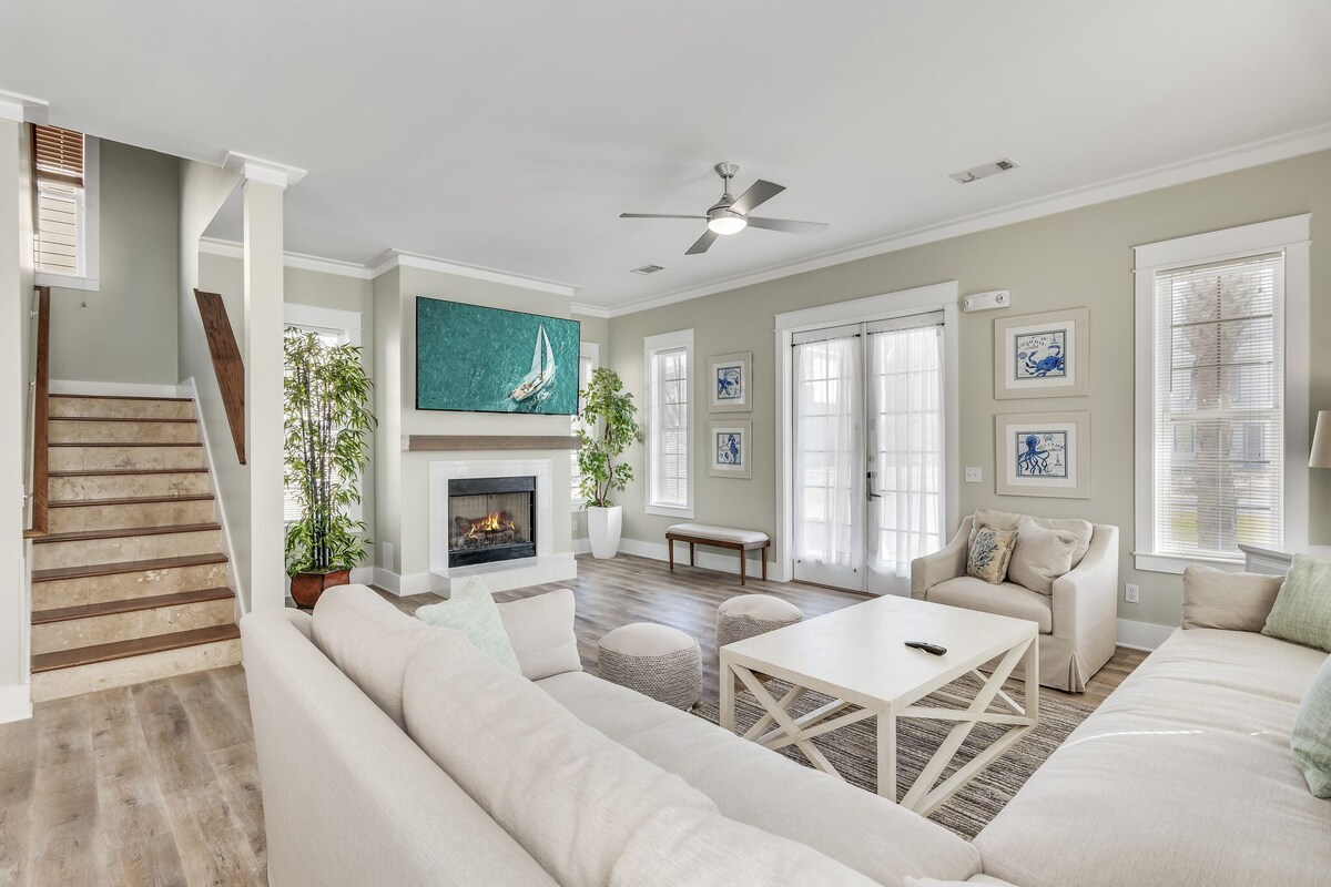Photo 9 of Across From Beach! 7 bdrm, Amazing Pool Area, Jacuzzi, Discounted Golf Cart