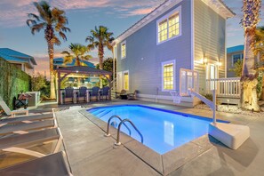 A heated pool - Across From Beach!  7 bdrm, Amazing Pool Area,  Jacuzzi, Discounted Golf Cart (Destin)