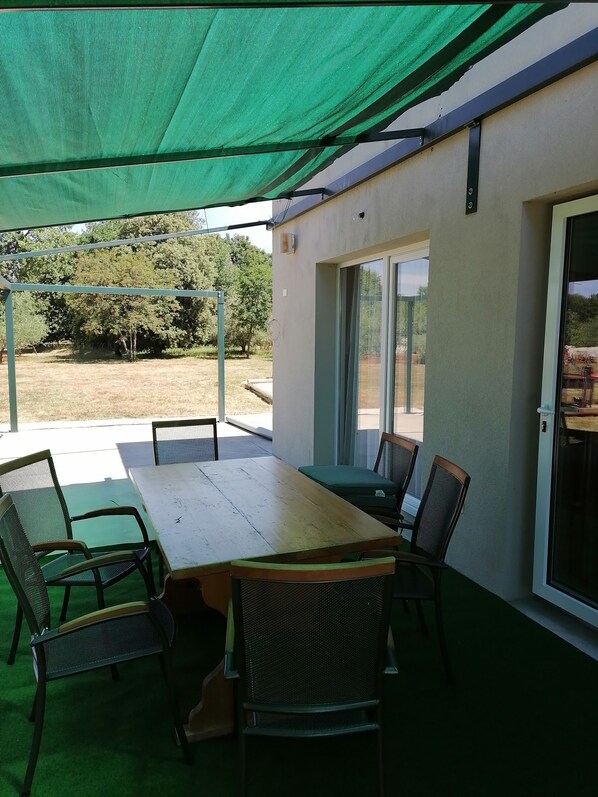 Outdoor dining - Outside the city, surrounded by greenery, three bedrooms house (Rovinj)