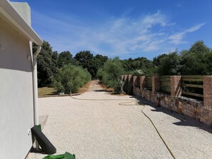 Property grounds - Outside the city, surrounded by greenery, three bedrooms house (Rovinj)