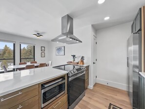 Een koelkast, een magnetron, een oven, een kookplaat