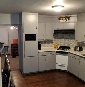 Kjøleskap, mikrobølgeovn, ovn og kokeplater