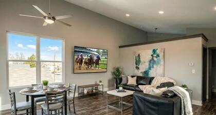 Modern Loft+Sky Deck~Walk to Bourbon & Beyond