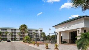 Un hôtel avec une enseigne indiquant « Park Royal Orlando ».
