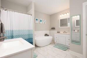 Badewanne, Haartrockner, Handtücher