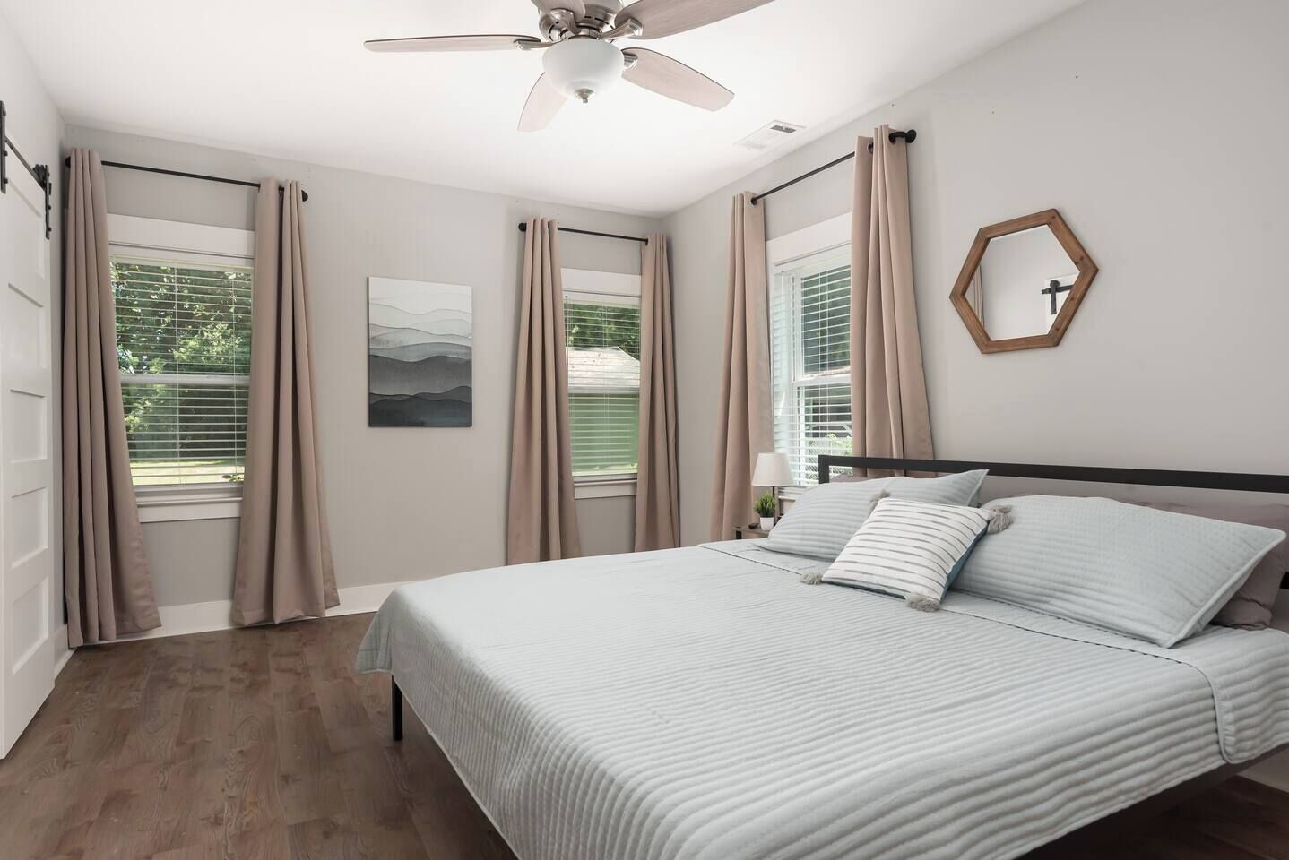 3 bedrooms, iron/ironing board, WiFi, bed sheets