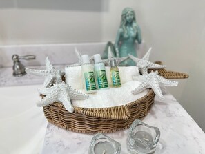 浴槽、ヘアドライヤー、タオル、石鹸