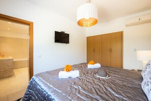 4 bedrooms, in-room safe, iron/ironing board, free WiFi