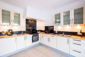 Coffee/tea maker, fridge, microwave, oven