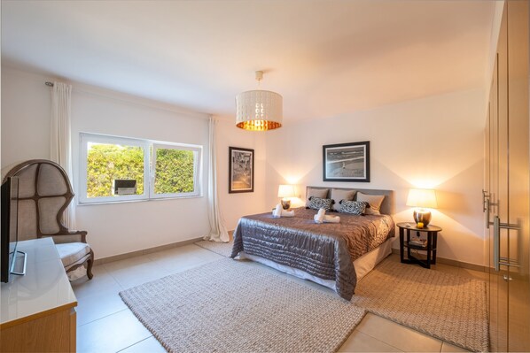 4 bedrooms, in-room safe, iron/ironing board, WiFi (free) - Villa with BBQ and heatable pool in Carvoeiro (Carvoeiro)