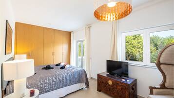 4 Schlafzimmer, Zimmersafe, Bügeleisen/Bügelbrett, kostenloses WLAN