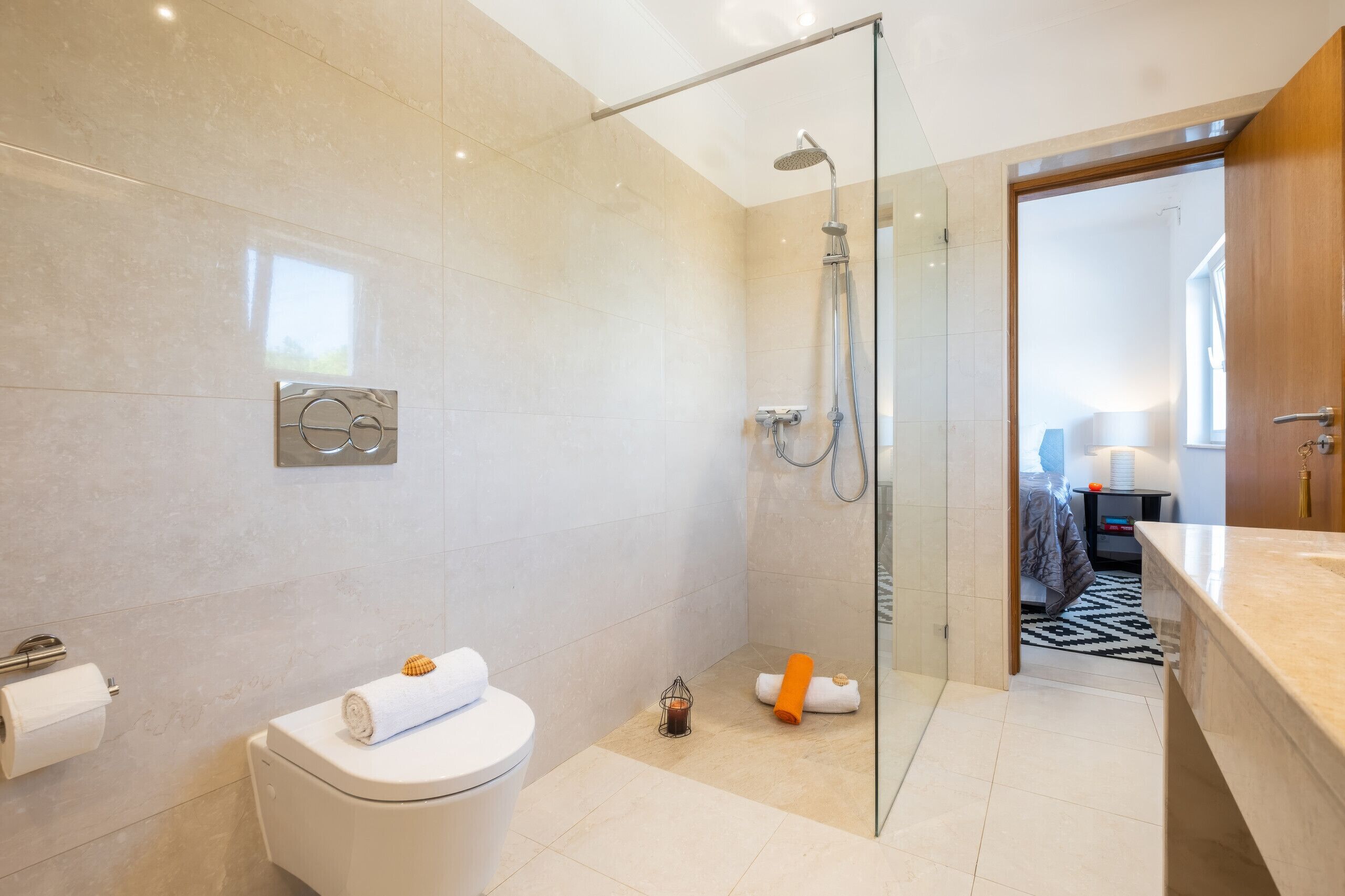 Ein modernes Badezimmer mit einer Duschkabine, einer Toilette und einem Waschbecken.