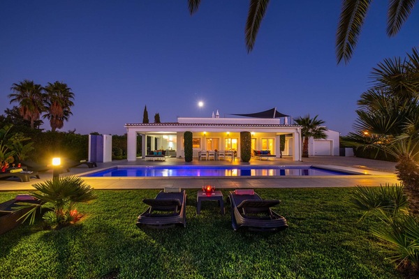 Een verwarmd zwembad