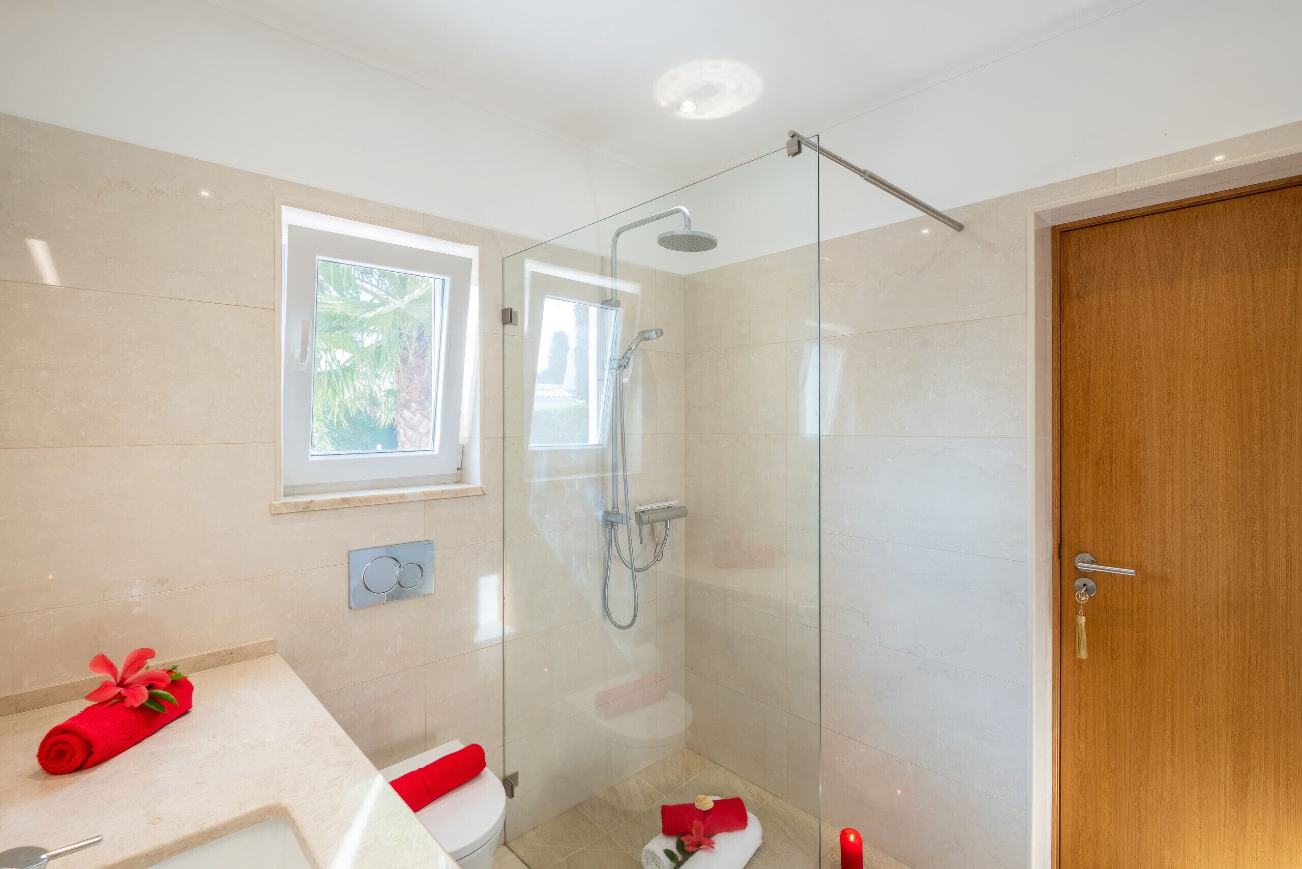 Une salle de bain moderne avec une douche à parois de verre, des toilettes et un lavabo.