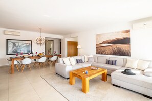TV - Villa with BBQ and heatable pool in Carvoeiro (Carvoeiro)