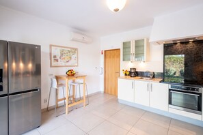 Coffee/tea maker, fridge, microwave, oven - Villa with BBQ and heatable pool in Carvoeiro (Carvoeiro)