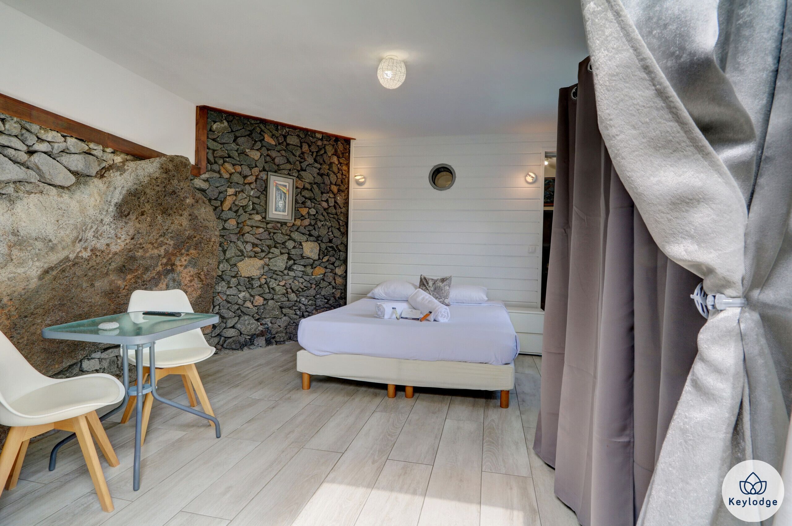 Coffres-forts dans les chambres, fer et planche à repasser