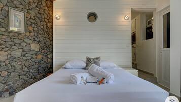 Safe på rommet, strykejern/-brett, wi-fi (inkludert) og sengetøy