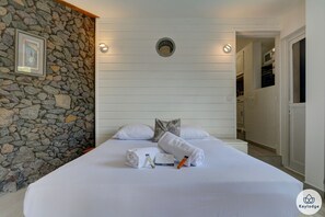Tabla de planchar con plancha, wifi gratis y ropa de cama 
