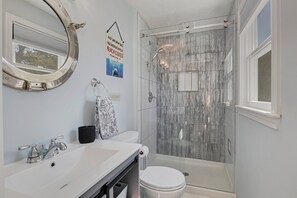 Combined shower/bathtub, hair dryer, towels, toilet paper - 🐶 Dog Friendly Fenced in Yard! 3/2 🏠 1.1 mi to 🏝 WIFI - perfect fall rental! (Chatham)