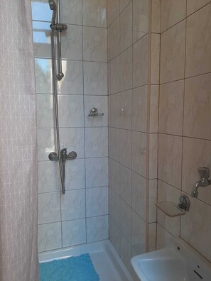 Tina con regadera, secadora de cabello, bidet, toallas