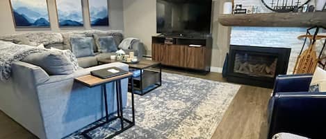 Smart TV, chimenea y libros