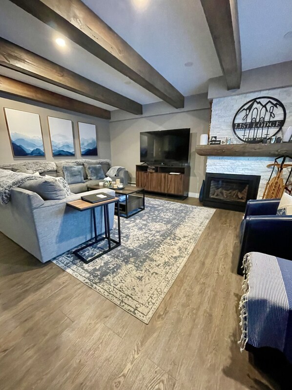 Smart TV, chimenea y libros 