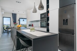 Kühlschrank, Mikrowelle, Ofen, Herdplatte