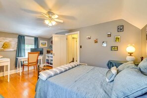 2 bedrooms, desk, iron/ironing board, travel cot - BryBears Cottage-Gateway toThe Adirondacks (Gloversville)