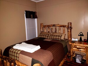 2 bedrooms, in-room safe, iron/ironing board, WiFi - Camp Balsam Old Adirondack camp (Old Forge)