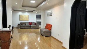 Smart TV, foosball, table tennis, music library - Large Private 3 BDR apartment in downtown Quito (Quito)