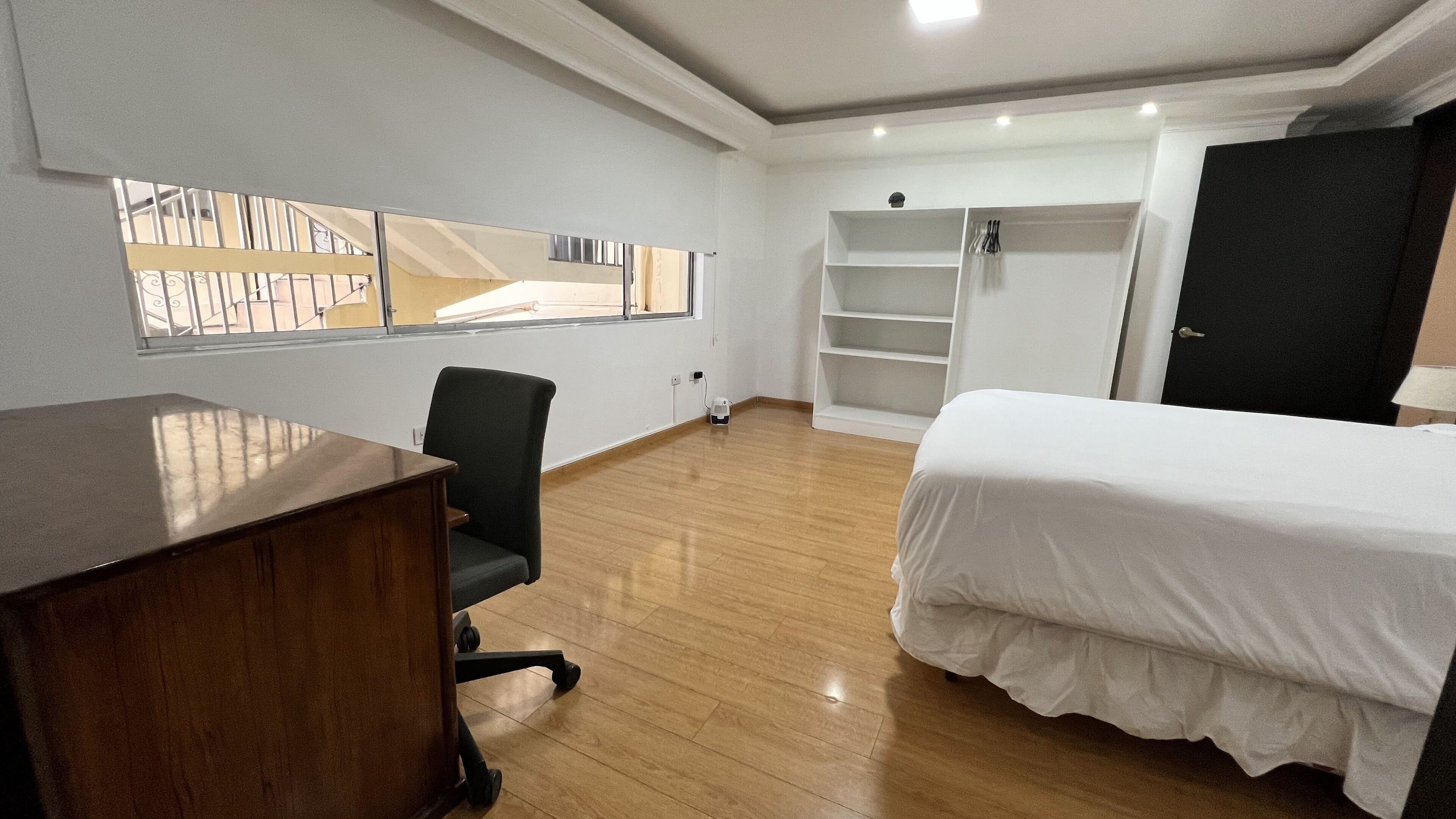 3 slaapkamers, een bureau, een strijkplank/strijkijzer, reisbedje