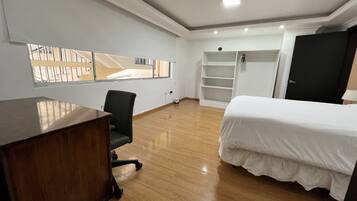 3 slaapkamers, een bureau, een strijkplank/strijkijzer, reisbedje